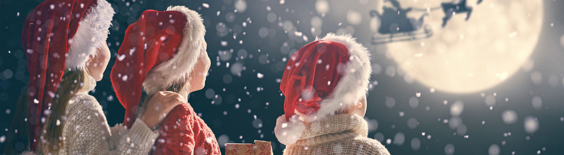 kerst-drie-kinderen-kijken-naar-kerstman.d12964a3