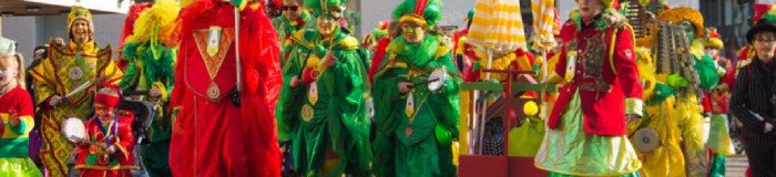 Red-green-carnaval-group-Maastricht-Veritas-Visit-1024x615