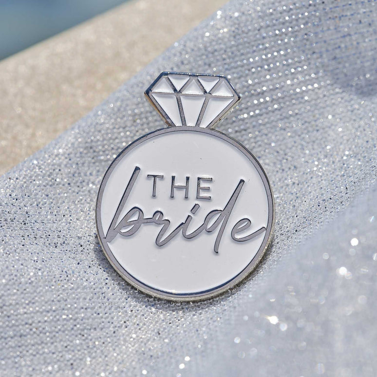 Feestbazaar Badge The Bride wit/zilver