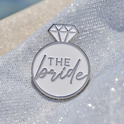 Feestbazaar Badge The Bride wit/zilver