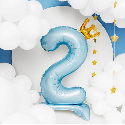 Feestbazaar Folieballon Cijfer 2 Hemelsblauw Op Standaard 84cm