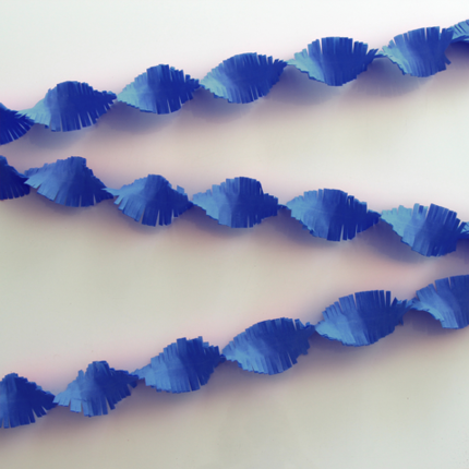 Feestbazaar Marine Blauwe Crêpepapier slinger (24m)